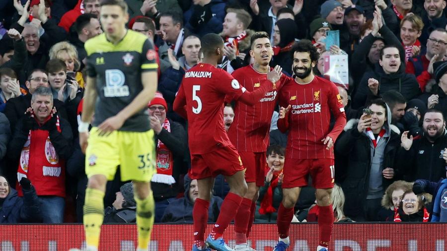 01.fev.2020 - Jogadores do Liverpool comemoram gol de Mohamed Salah, o terceiro no jogo contra o Southampton - Reuters/Carl Recine 