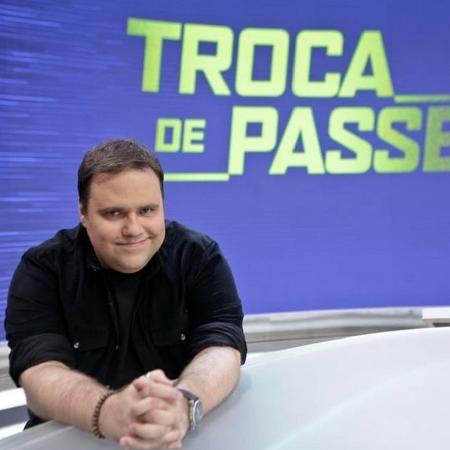 Rodrigo Rodrigues na bancada do programa "Troca de Passes" em fevereiro de 2020 - Reprodução/Instagram/@rr_tv