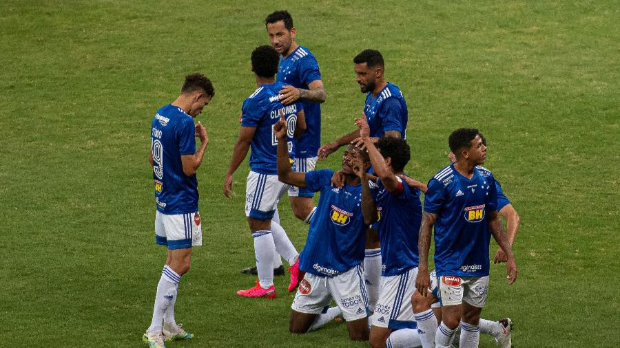 Cacá, do Cruzeiro, comemora seu gol na partida de estreia da Série B, contra o Botafogo-SP - Alessandra Torres/AGIF