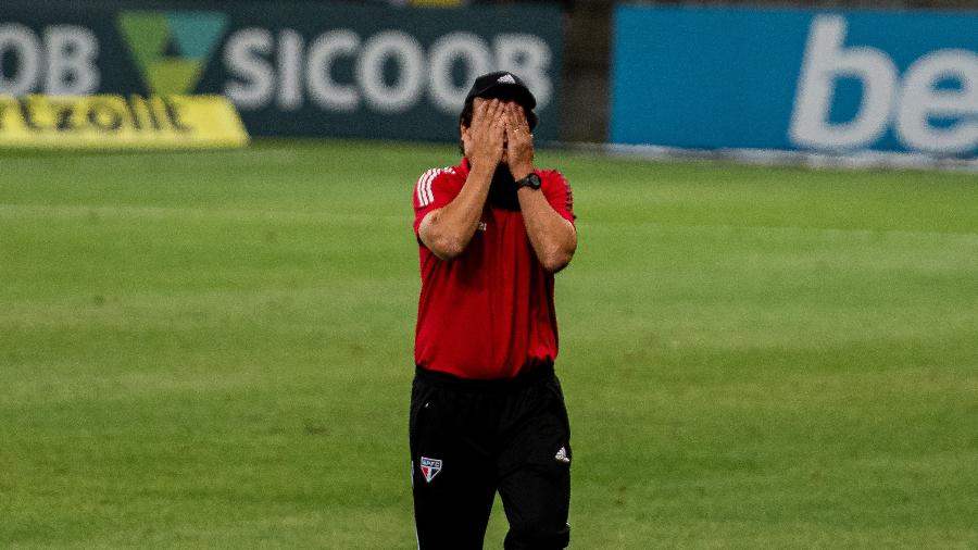 Fernando Diniz lamenta um dos gols sofridos pelo São Paulo em jogo contra o Atlético-MG - Alessandra Torres/AGIF