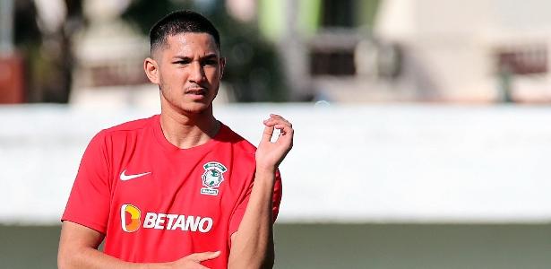 Com fortuna de R$ 100 bilhões, jogador mais rico do mundo não sai de time B  - 13/06/2020 - UOL Esporte