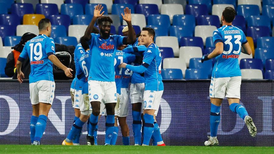 Atletas do Napoli celebram gol durante partida contra a Juventus - Ciro De Luca / Reuters