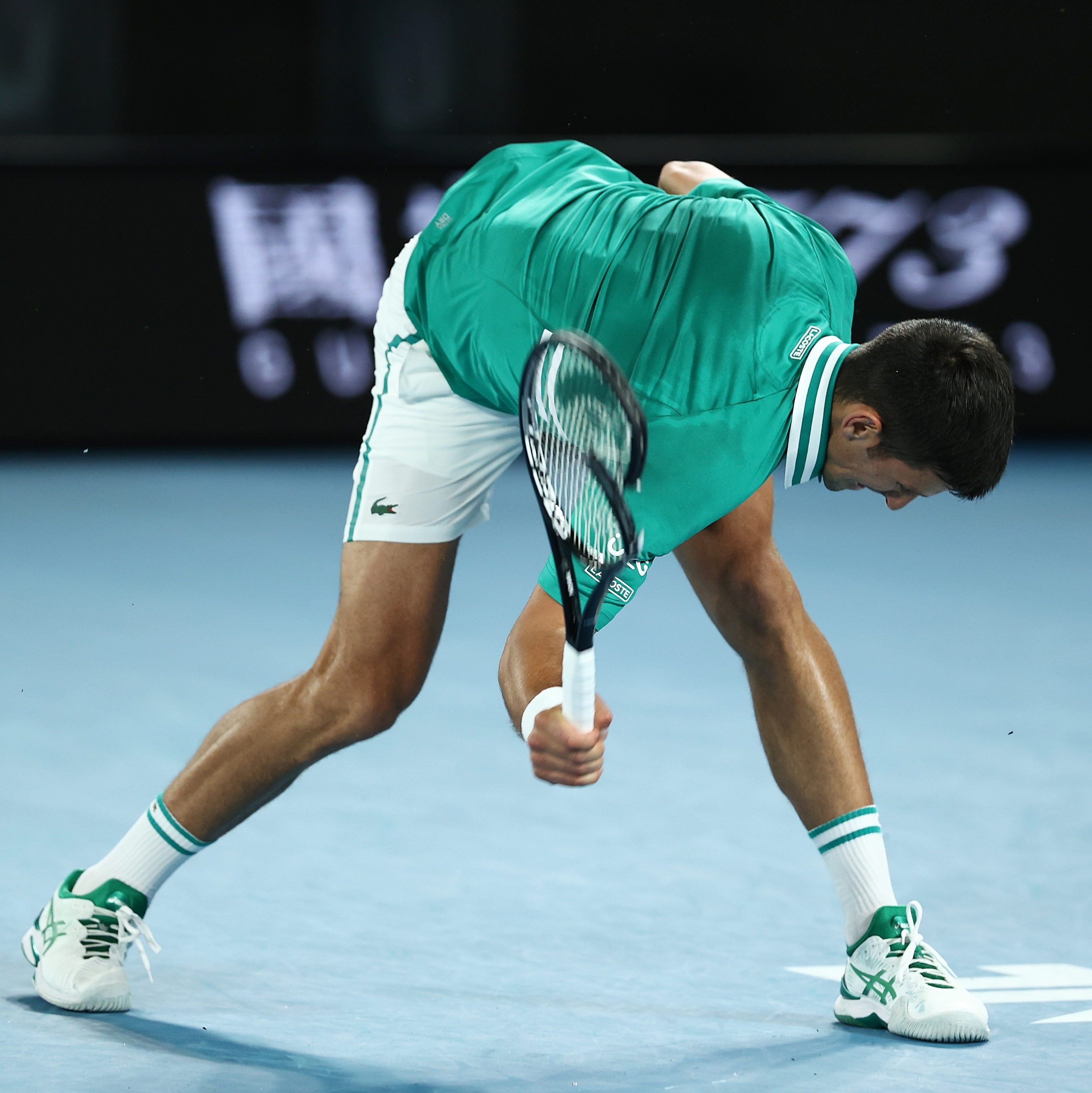 Djokovic é atingido nas pernas por smash à queima-roupa quando