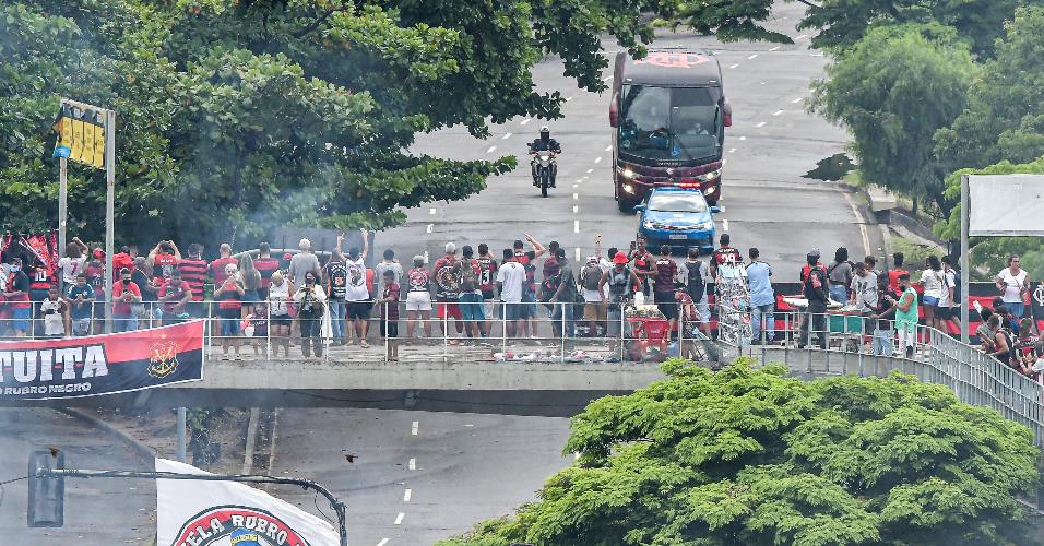 Flamenguistas aguardam chegada do ônibus do time ao Maracanã