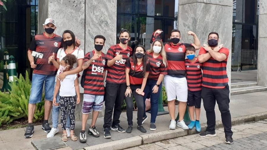 Grupo de rubro negros espera delegação do Flamengo no hotel onde equipe ficará concentrada em São Paulo - Leo Burlá / UOL Esporte