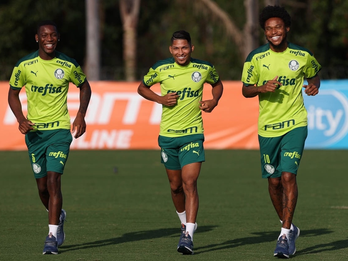 Palmeiras se reapresenta com treino técnico após classificação à