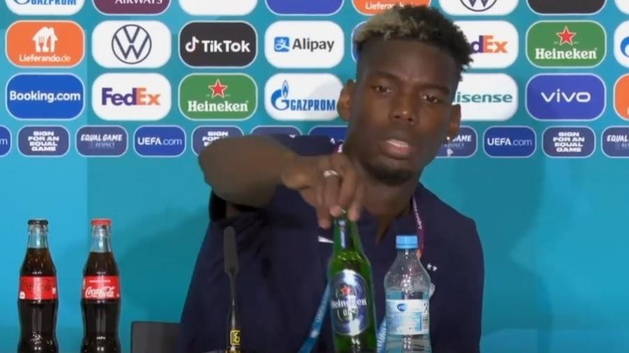 Pogba removeu garrafa da Heineken da bancada em entrevista coletiva após França 1x0 Alemanha - Reprodução