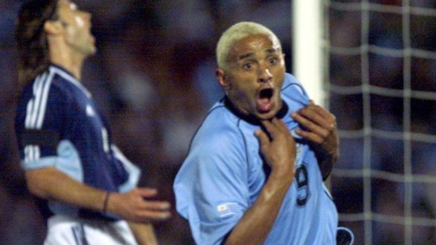 Dario Silva comemora gol contra a Argentina em 2001 - Reprodução Olé