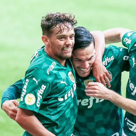 Gustavo Scarpa, Gustavo Gómez e Viña comemoram gol do Palmeiras sobre o Santos, no Brasileirão - Marcello Zambrana/AGIF