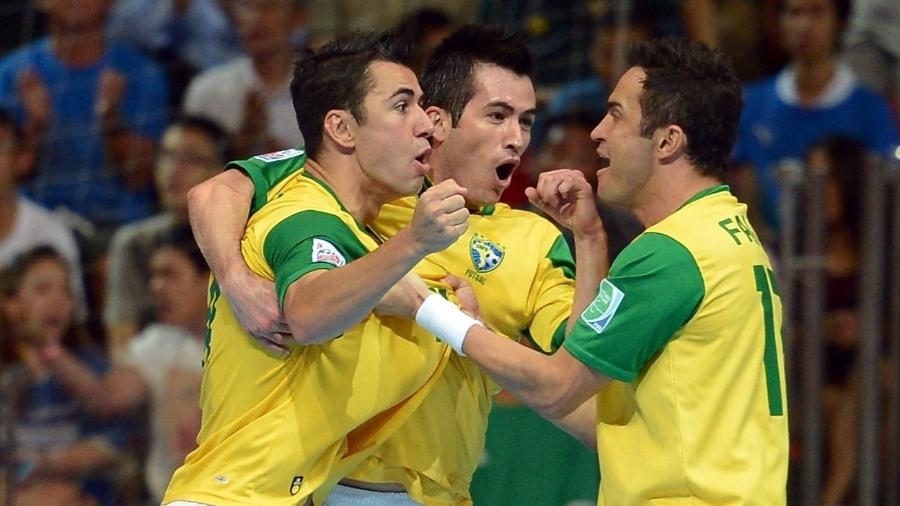 Neto comemora com Falcão ao marcar o gol do Brasil na decisão do Mundial de futsal de 2012 - Lars Baron - FIFA/FIFA via Getty Images