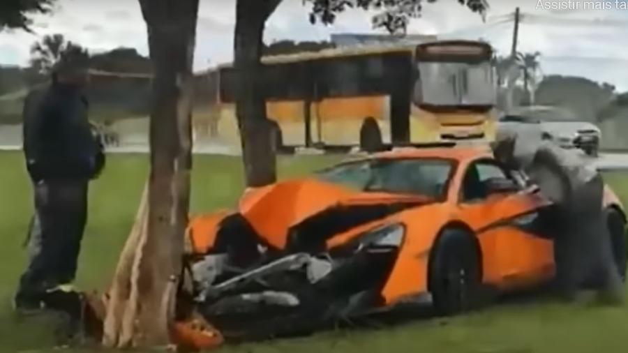 McLaren de Paulinho ficou destruída após colisão em árvore - Reprodução