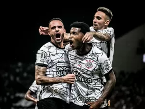 Renato Augusto e Gil vão à Justiça contra o Corinthians por R$ 17 milhões