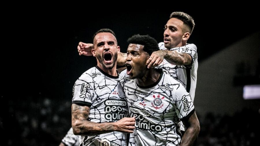 Gil, Renato Augusto e Gustavo Mosquito comemoram gol do zagueiro, na partida entre Corinthians e Guarani - DFDaniloFoto / Meu Timão