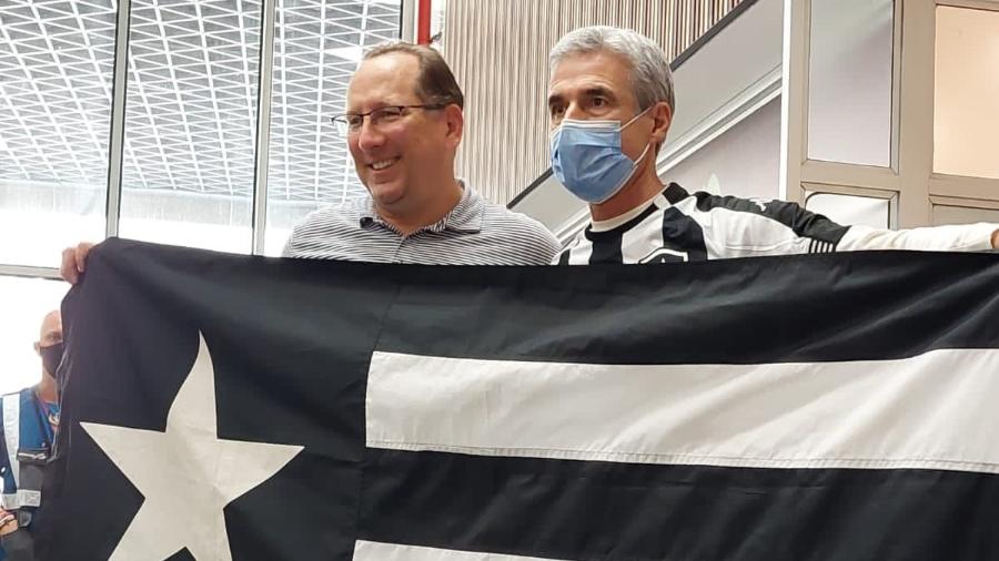 John Textor ao lado de Luís Castro, que chegou ao Rio de Janeiro para assumir o Botafogo - Reprodução/Twitter/@Botafogo