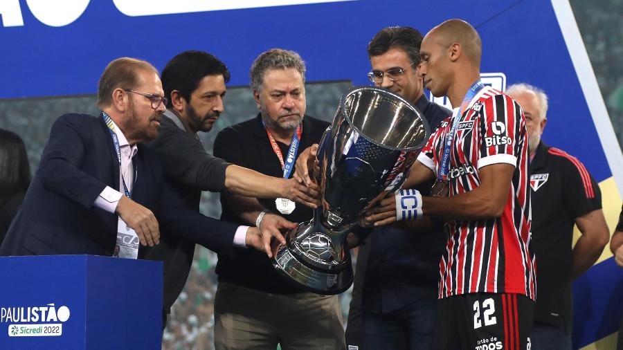 Miranda recebe o troféu de vice-campeão paulista do São Paulo - RUBENS CHIRI/SÃO PAULO FC
