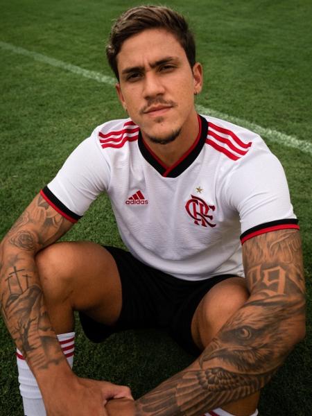 Centroavante Pedro posa com o novo segundo uniforme do Flamengo, para a temporada 2022 - Divulgação/Adidas