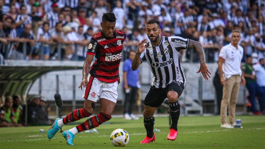  Michel, jogador do Ceará, marca Bruno Henrique, do Flamengo, durante partida no Castelão pelo campeonato Brasileiro A 2022.  - Lucas Emanuel/AGIF