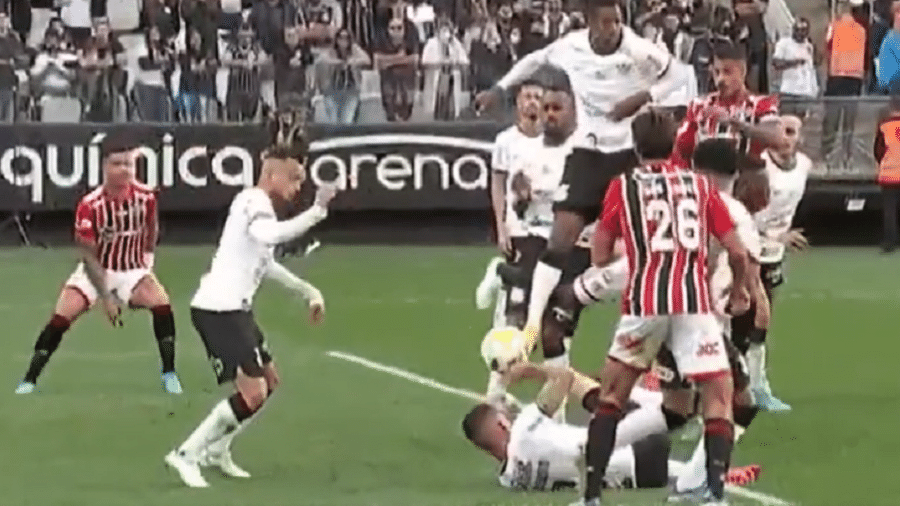 Bola bate na mão de Renato Augusto durante clássico entre Corinthians e São Paulo - Reprodução/Globo