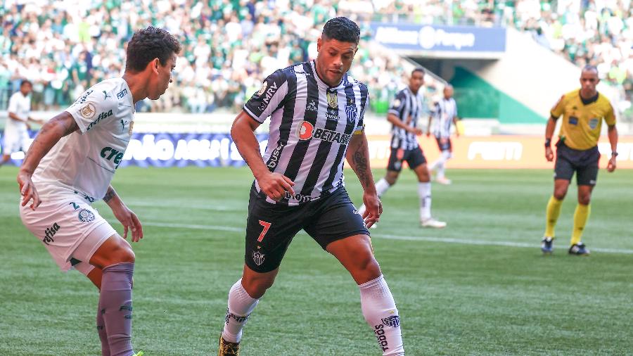 Marcos Rocha domina a bola enquanto recebe a marcação de Hulk durante Palmeiras x Atlético-MG - Marcello Zambrana/AGIF