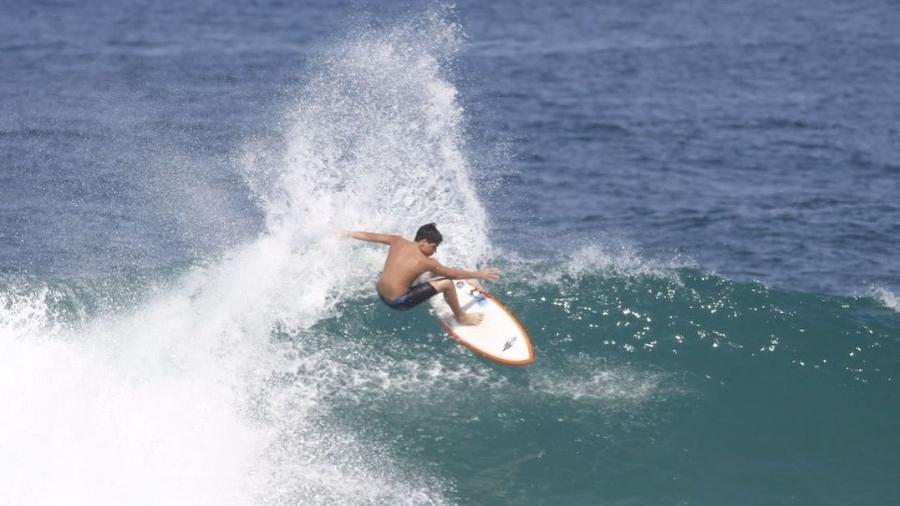 Rickson Falcão, jovem surfista de Saquarema, vem se destacando em campeonatos da modalidade - Reprodução/Instagram