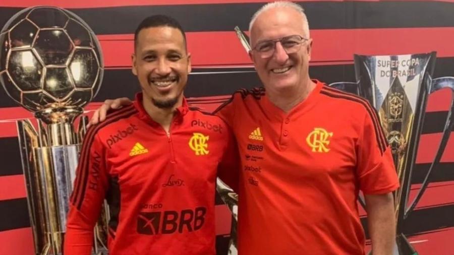 Clebinho, roupeiro, e Dorival Júnior no Flamengo em 2022 - Divulgação / Arquivo pessoal