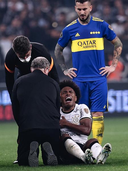 Willian recebe atendimento médico durante Corinthians x Boca Juniors pela Copa Libertadores - Ettore Chiereguini/AGIF