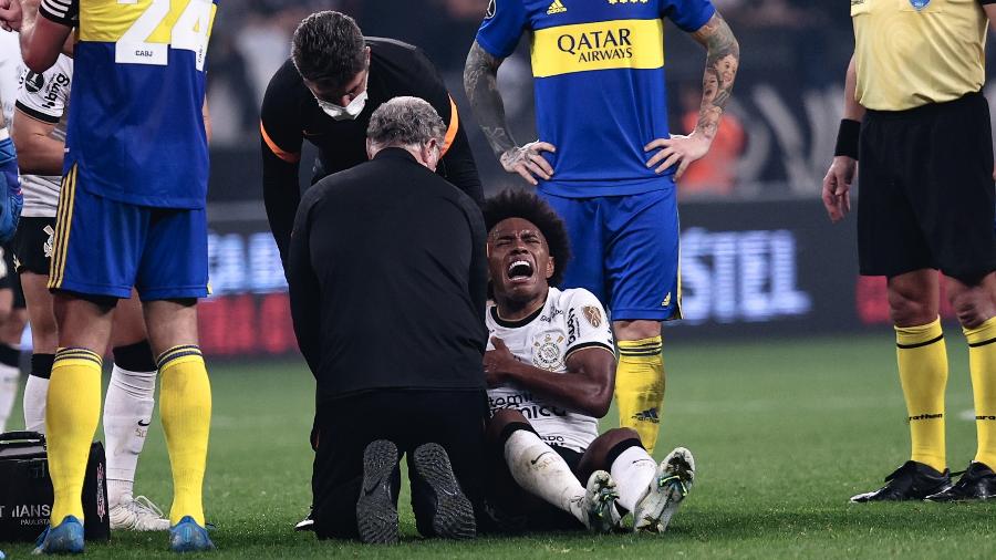 Willian sofreu lesão no ombro direito nos minutos finais do jogo de ida contra o Boca Juniors - Ettore Chiereguini/AGIF