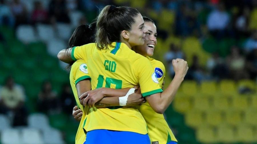 Jogadoras do Brasil comemoram gol sobre a Argentina na Copa América de futebol feminino - Photo by Gabriel Aponte/Getty Images