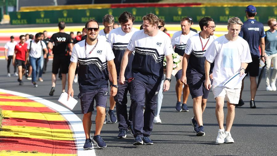 Integrantes de equipes da F1 caminham pela pista de Spa Francorchamps, casa do GP da Bélgica, nesta quinta-feira - Peter Fox/Getty Images