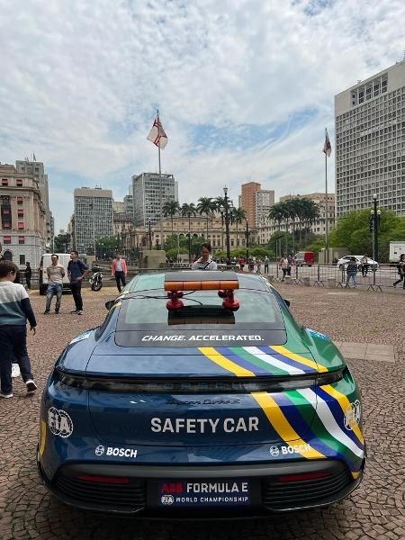 Safety car da Fórmula E em exposição diante da Prefeitura de São Paulo  - Fabio Seixas/UOL