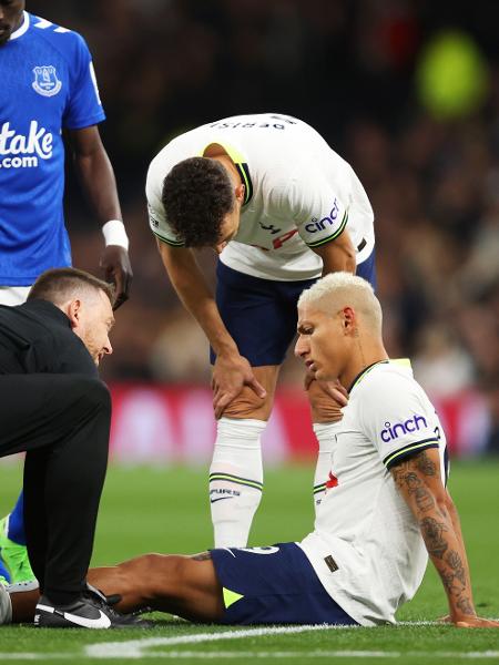 Richarlison recebe atendimento em campo durante jogo do Tottenham - Julian Finney/Getty Images