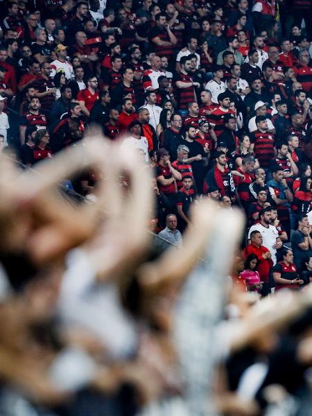 Flamengo e Corinthians tem origem popular, mas final só para sócios