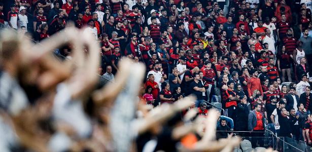 Torcedores do Flamengo fazem filas na Gávea em busca de ingressos gratuitos  para jogo contra o Corinthians pela Libertadores - Diário do Rio de Janeiro