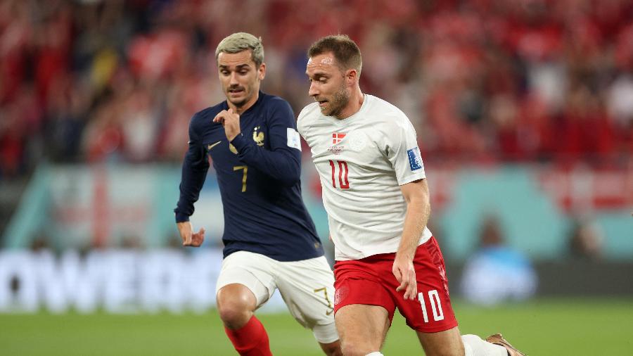 Antoine Griezmann, da França, disputa lance com Christian Eriksen, da Dinamarca, na Copa do Mundo - REUTERS/Carl Recine