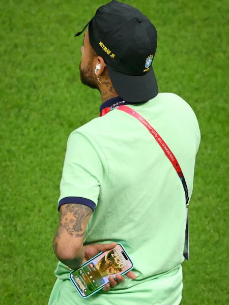 Neymar deixa à mostra tela do celular antes de Camarões x Brasil pela Copa - Stefan Matzke - sampics/Corbis via Getty Images