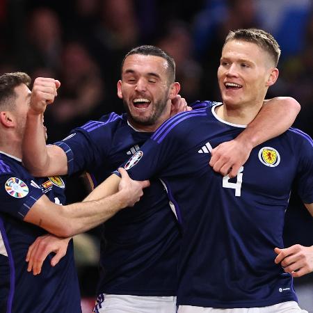 Scott McTominay celebra gol da Escócia contra a Espanha pelas Eliminatórias para a Eurocopa 2024 - Robbie Jay Barratt - AMA/Getty Images
