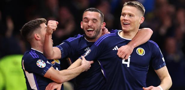Scott McTominay celebra gol da Escócia contra a Espanha pelas eliminatórias da Eurocopa