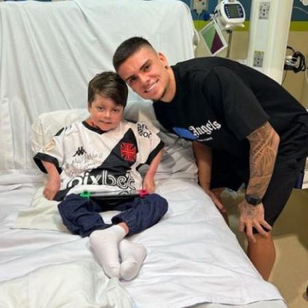 Gabriel Pec, do Vasco, visita Guilherme Granda, torcedor de 8 anos, no hospital - Reprodução/Instagram