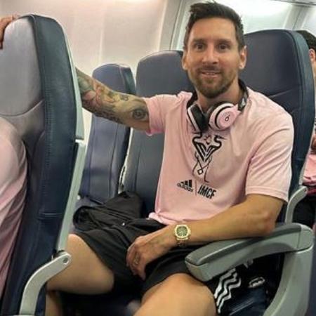 Messi compartilha foto voando em classe econômica de avião fretado pelo Inter Miami