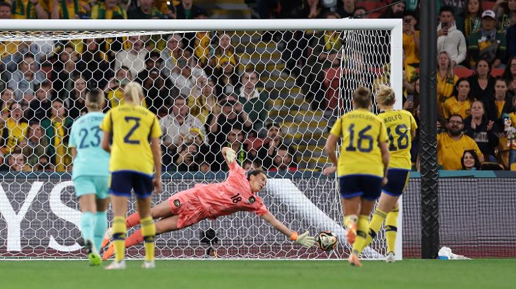 Rolfo, da Suécia, converte pênalti contra a Austrália na disputa de 3º lugar na Copa feminina