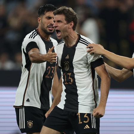 Thomas Müller comemora gol da Alemanha diante da França em amistoso