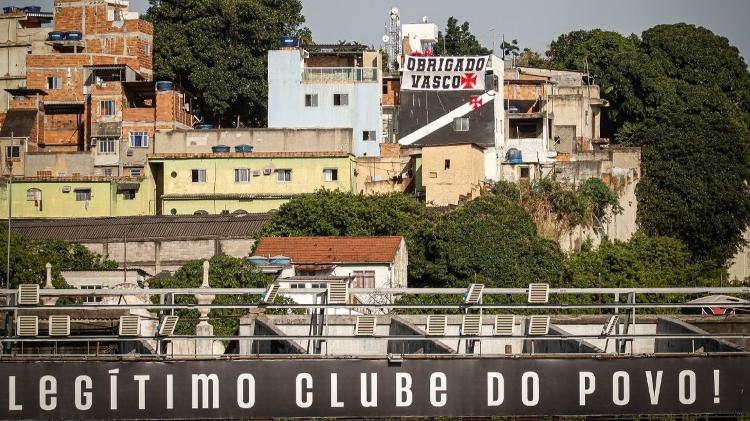 Casa na comunidade Barreira do Vasco estende faixa "obrigado, Vasco" após liberação de São Januário