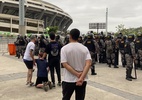 Torcida do Boca fica de fora por ingressos falsos; Polícia usa bomba e gás - Luiza Sá/UOL