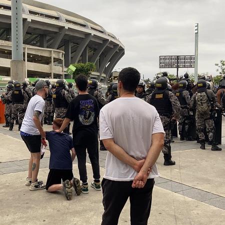 Torcedor do Boca chora ao ficar de fora da final contra o Fluminense no Maracanã