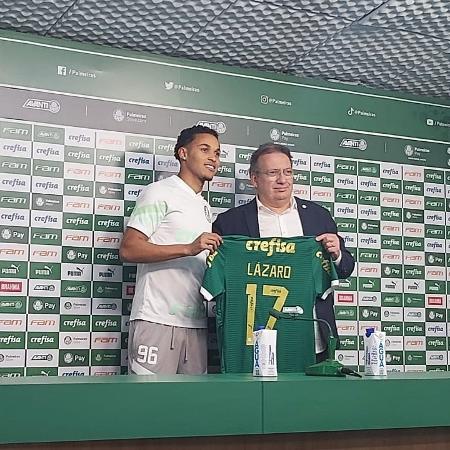 Lázaro posa com a camisa do Palmeiras
