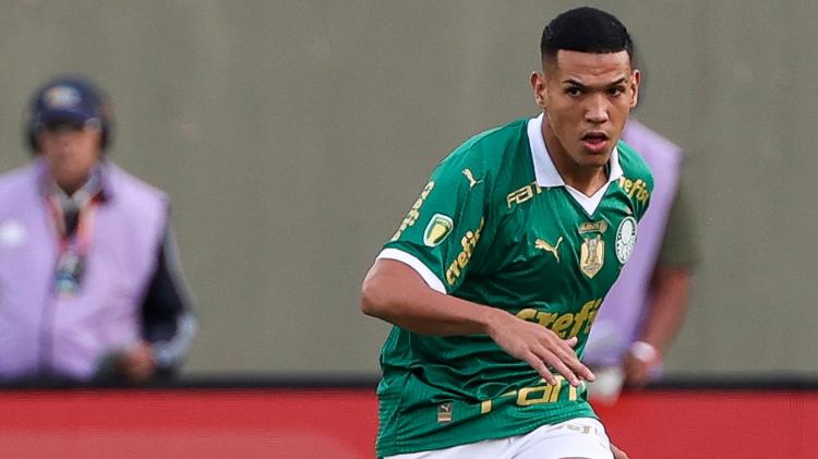 Naves, zagueiro do Palmeiras, em jogo contra o Corinthians pelo Paulistão Naves, zagueiro do Palmeiras, em jogo contra o Corinthians pelo Paulistão