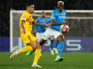 Napoli vence sua bagunça e empata com o Barcelona