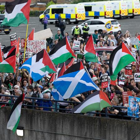 Protesto pró-Palestina nos arredores do Hampden Park