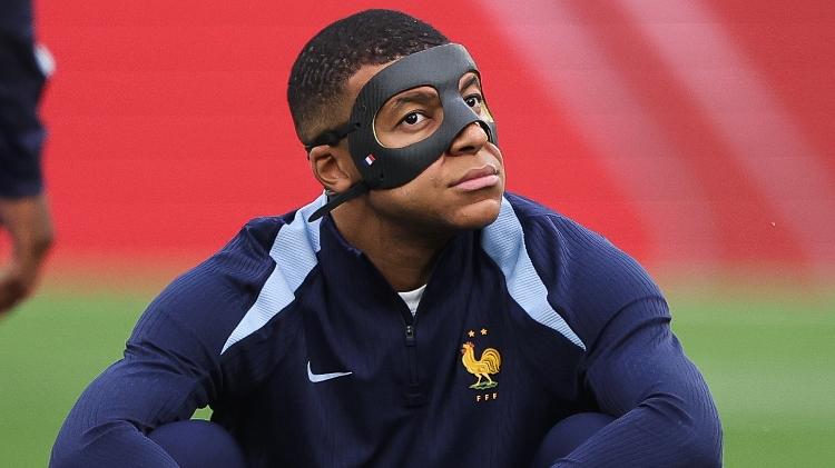 Mbappé usa máscara durante aquecimento do jogo entre França e Holanda, pela Eurocopa