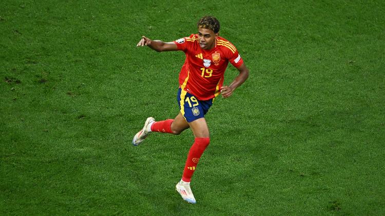 Yamal, da Espanha, comemora gol marcado sobre a França em confronto da Eurocopa